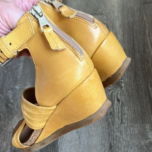 Miz Mooz Cassie leather wedge sandals - Picture 17 of 17